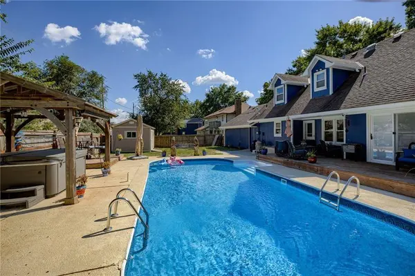 129 Crestview CT, Lansing, KS 66043