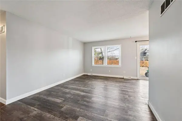 101 SE BRENTWOOD DR, Lee's Summit, MO 64063