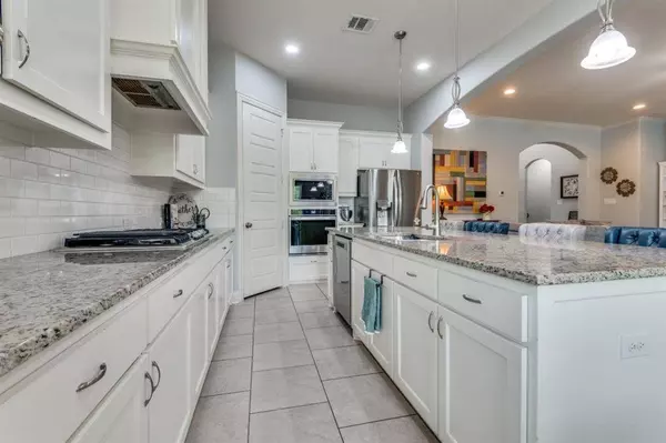 7302 Vicari Drive, Arlington, TX 76001