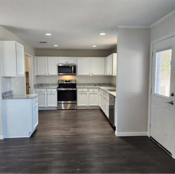 715 Daughters Drive, Burleson, TX 76028
