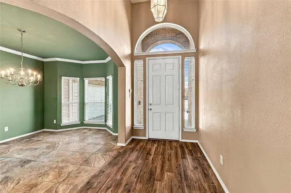 1204 Crestview Drive, Bedford, TX 76021