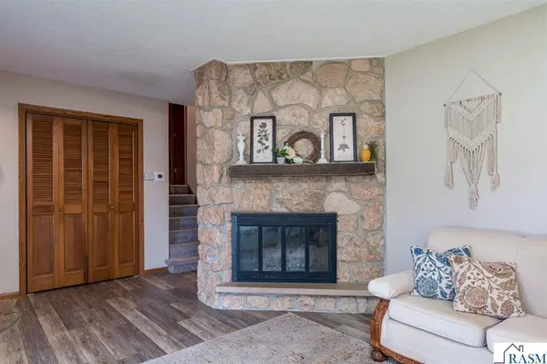 209 Viking Drive, Mankato, MN 56001