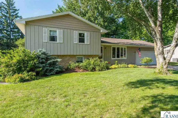 209 Viking Drive, Mankato, MN 56001