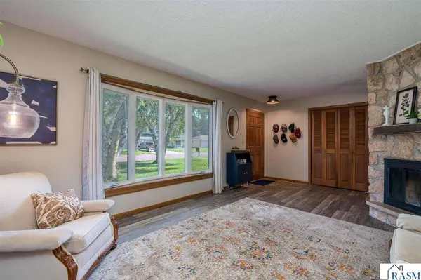 209 Viking Drive, Mankato, MN 56001