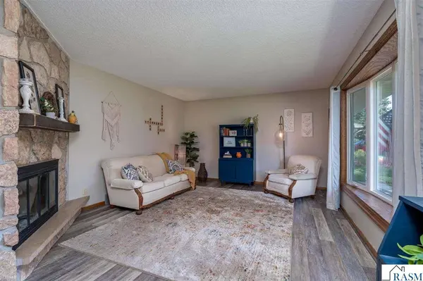 209 Viking Drive, Mankato, MN 56001