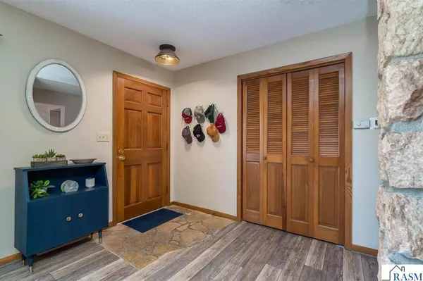 209 Viking Drive, Mankato, MN 56001