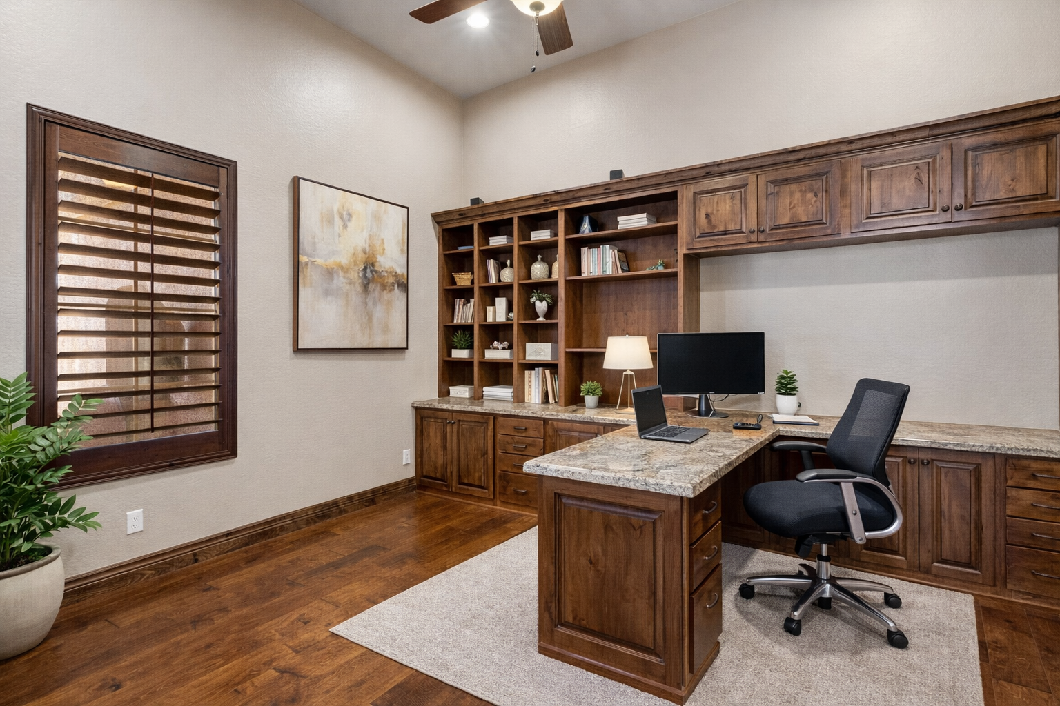 Furnished short-term rental dedicated workspace Arizona — remote work and mid-term rental setup with high-speed internet