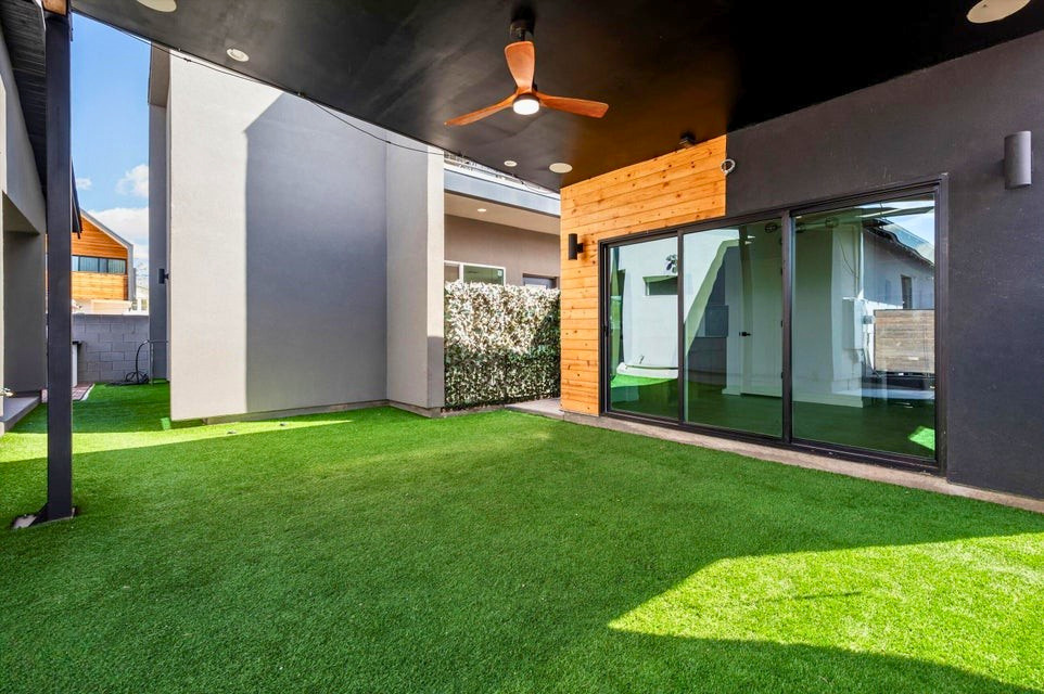 Detached office space at 1009 E Garfield St, Phoenix — the flex unit leased at $1,000 per month as a professional office or studio