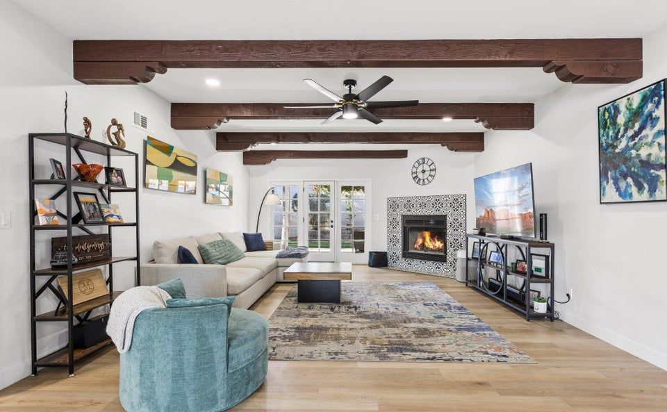Living space at 14621 N 63rd Pl