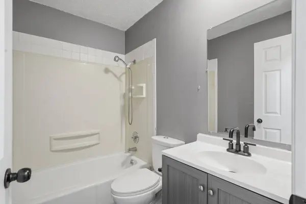121 E Watrous Avenue, Des Moines, IA 50315