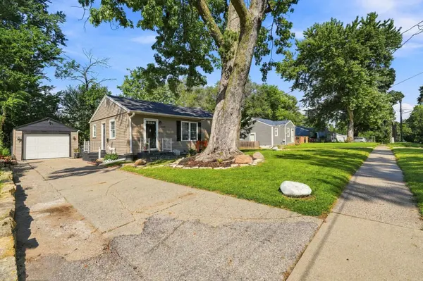 1268 E 33rd Court, Des Moines, IA 50317