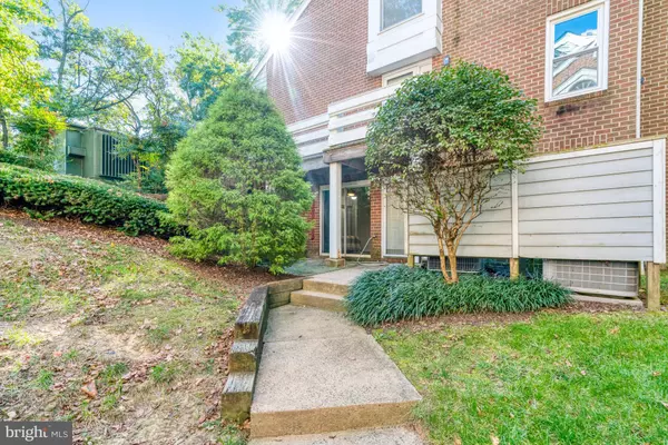 7598-L LAKESIDE VILLAGE DR #L, Falls Church, VA 22042