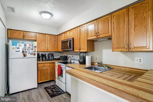 7598-L LAKESIDE VILLAGE DR #L, Falls Church, VA 22042