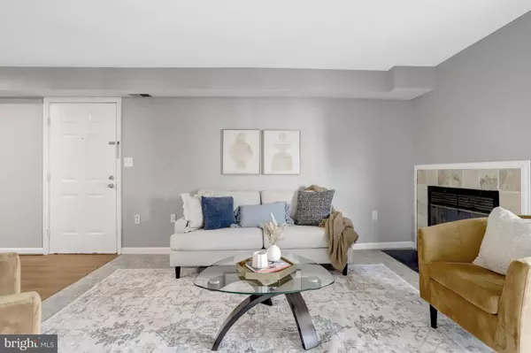 6902 MARY CAROLINE CIR #E, Alexandria, VA 22310