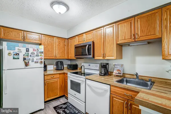 7598-L LAKESIDE VILLAGE DR #L, Falls Church, VA 22042