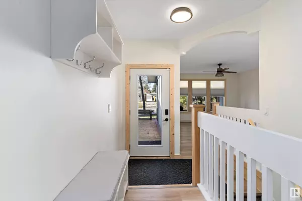 101 LAROSE DR, St. Albert, AB T8N 2X6