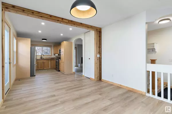 101 LAROSE DR, St. Albert, AB T8N 2X6