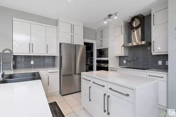 20627 97 AV NW, Edmonton, AB T5T 4V5