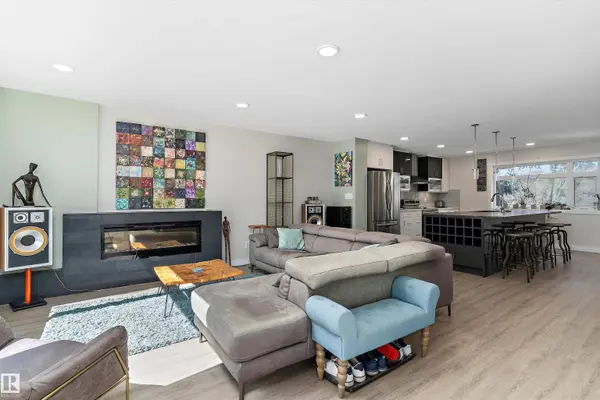 #A 12204 117 AV NW, Edmonton, AB T5M 0C3