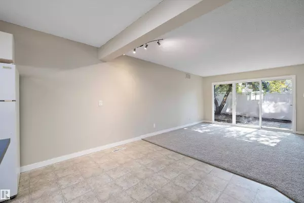 25F MEADOWLARK VG NW, Edmonton, AB T5R 5X4