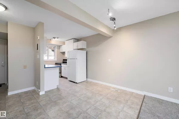 25F MEADOWLARK VG NW, Edmonton, AB T5R 5X4