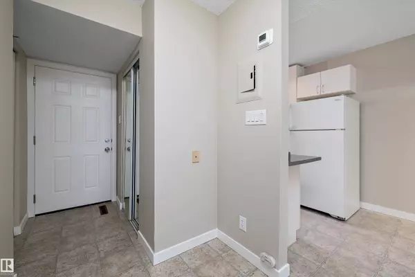 25F MEADOWLARK VG NW, Edmonton, AB T5R 5X4