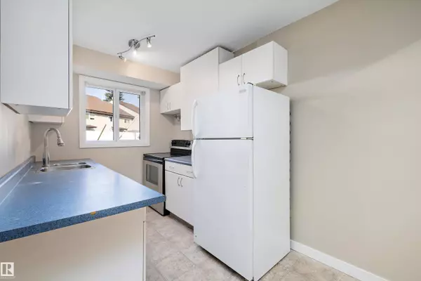 25F MEADOWLARK VG NW, Edmonton, AB T5R 5X4