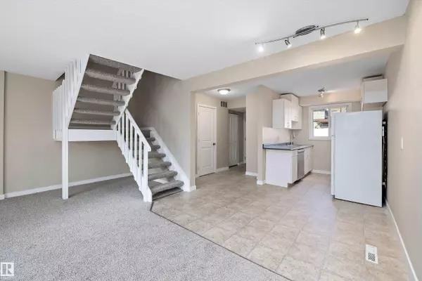 25F MEADOWLARK VG NW, Edmonton, AB T5R 5X4