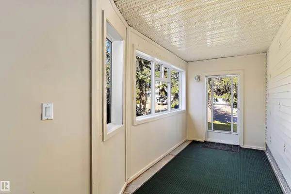 10435 14 AV NW, Edmonton, AB T6J 5R7