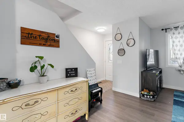 3320 48 ST NW, Edmonton, AB T6L 4J1