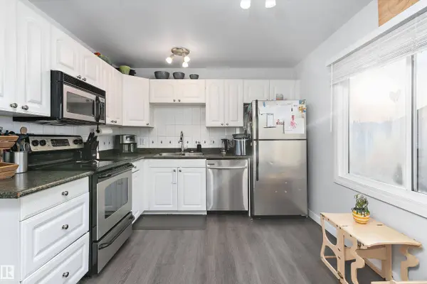 3320 48 ST NW, Edmonton, AB T6L 4J1