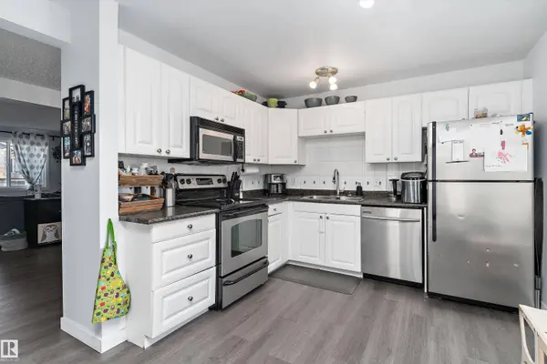 3320 48 ST NW, Edmonton, AB T6L 4J1