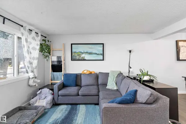 3320 48 ST NW, Edmonton, AB T6L 4J1