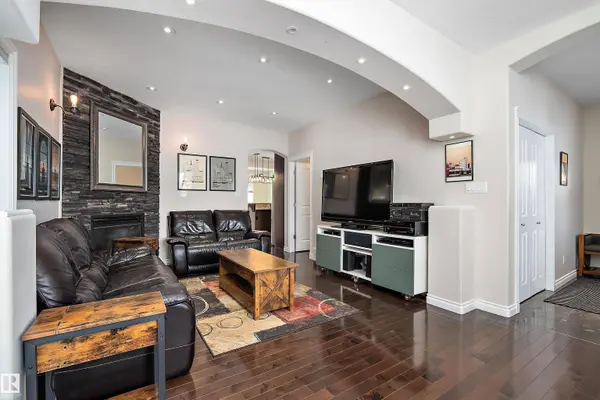 10623 75 AV NW, Edmonton, AB T6E 1J6