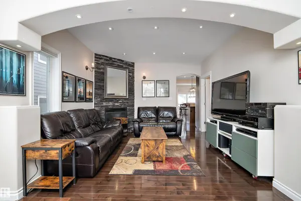 10623 75 AV NW, Edmonton, AB T6E 1J6