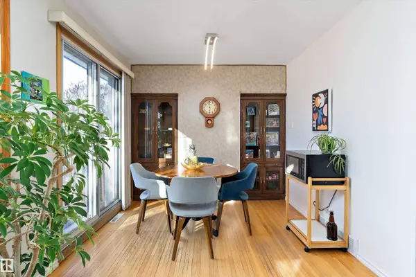 9431 65 AV NW, Edmonton, AB T6E 0K1