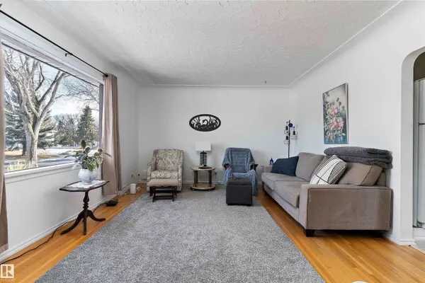 9431 65 AV NW, Edmonton, AB T6E 0K1