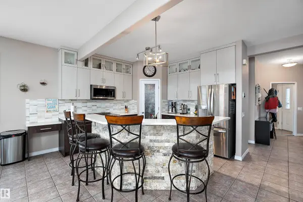 1105 KLARVATTEN CV NW, Edmonton, AB T5Z 3N3