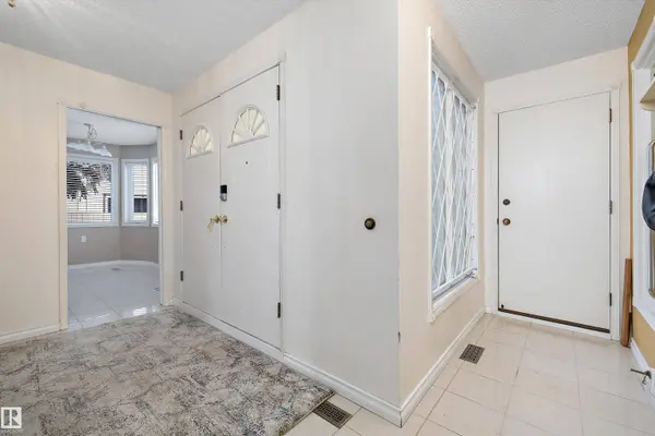 1027 109 ST NW, Edmonton, AB T6J 5G2