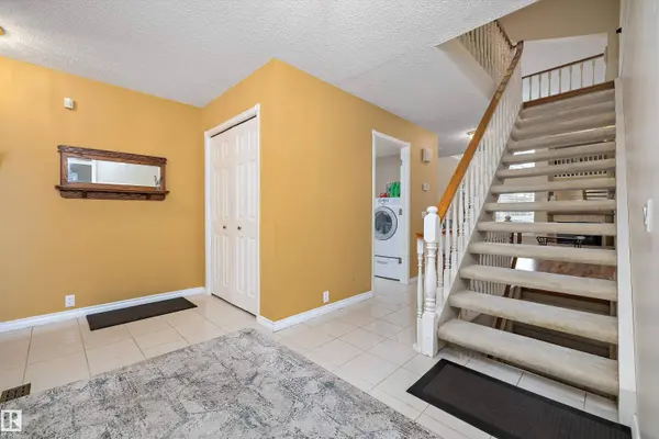 1027 109 ST NW, Edmonton, AB T6J 5G2