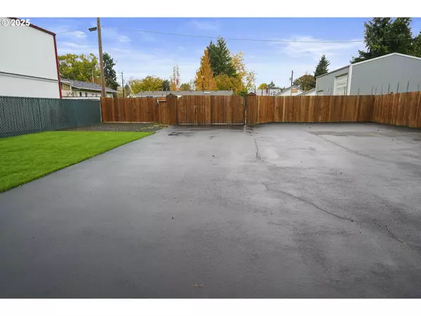 35 S MAIN ST, Lebanon, OR 97355