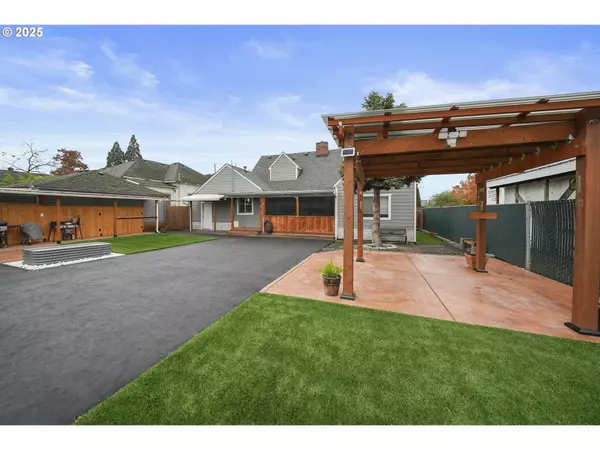 35 S MAIN ST, Lebanon, OR 97355