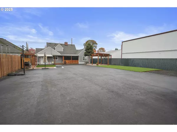 35 S MAIN ST, Lebanon, OR 97355