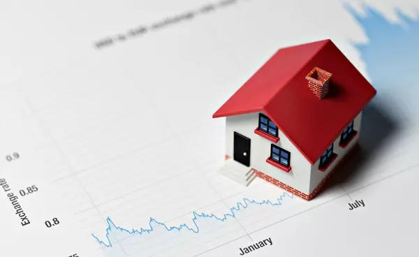Decoding the Real Estate Market: What Buyers and Sellers Need to Know