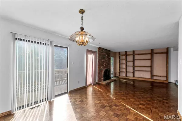 11054 Thousand Oaks DR, St Louis, MO 63136