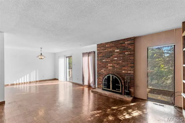 11054 Thousand Oaks DR, St Louis, MO 63136