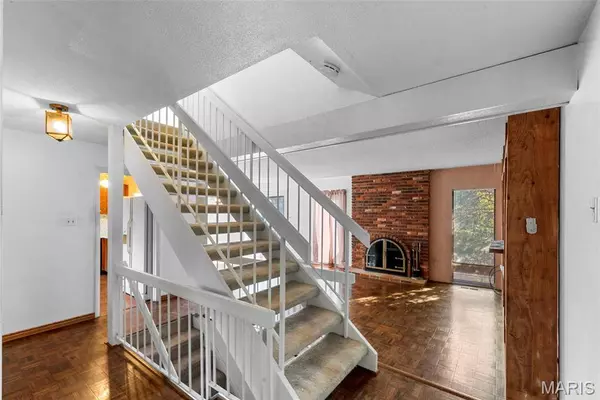 11054 Thousand Oaks DR, St Louis, MO 63136