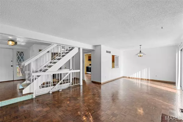 11054 Thousand Oaks DR, St Louis, MO 63136