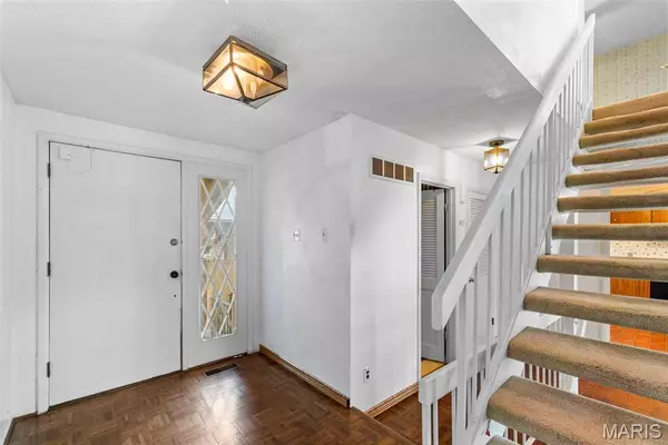 11054 Thousand Oaks DR, St Louis, MO 63136