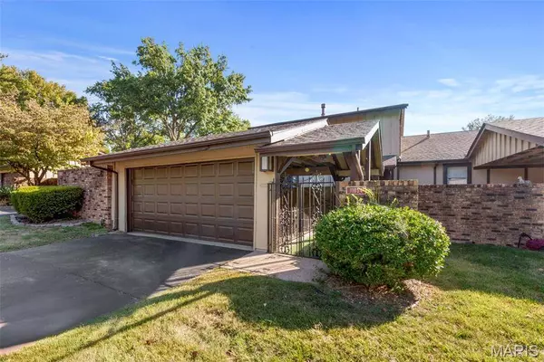 11054 Thousand Oaks DR, St Louis, MO 63136